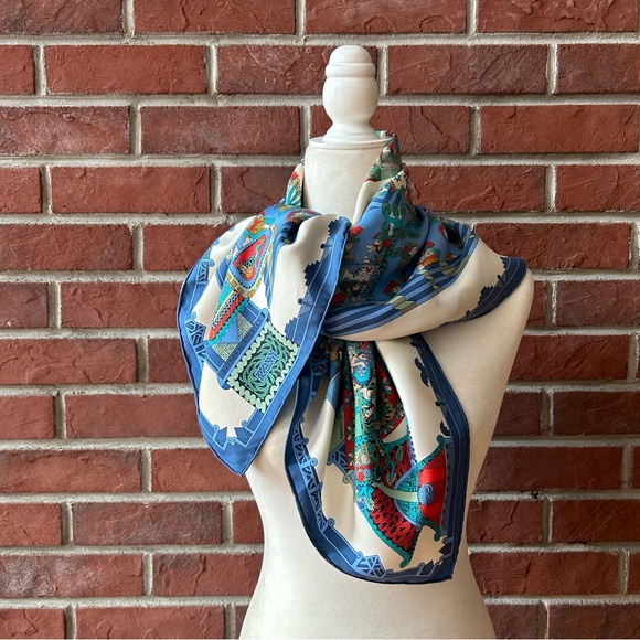 •Hermes Paris Astres et Soleils Silk Handrolled Scarf 34”x34” Made in France - Picture 5 of 16